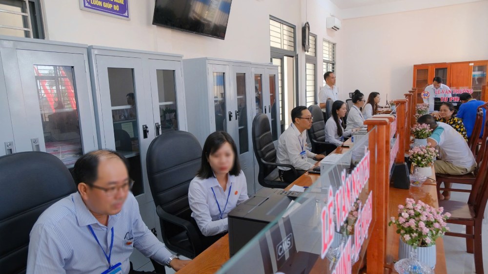 Cadres and civil servants of the Tan Thanh Ward Public Administration Service Center (Ca Mau) handle administrative procedures for people. Photo: Phong Linh