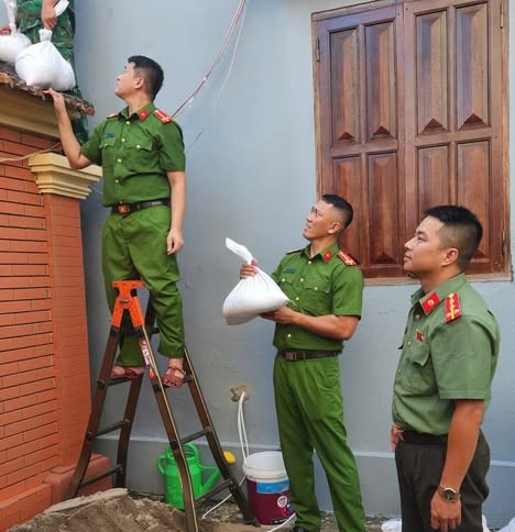 Cong an dac khu ho tro nhan dan gia co, chang chong nha cua. 