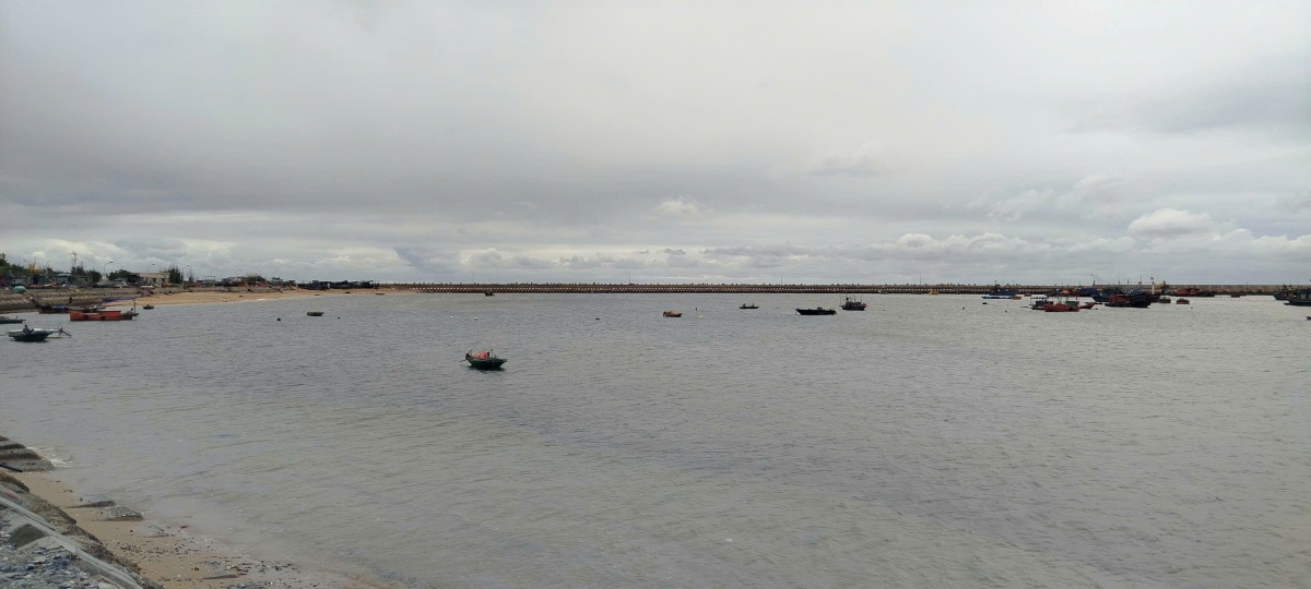 Tau thuyen neo dau an toan trong au cang Bach Long Vi. Ảnh: Nha Huong