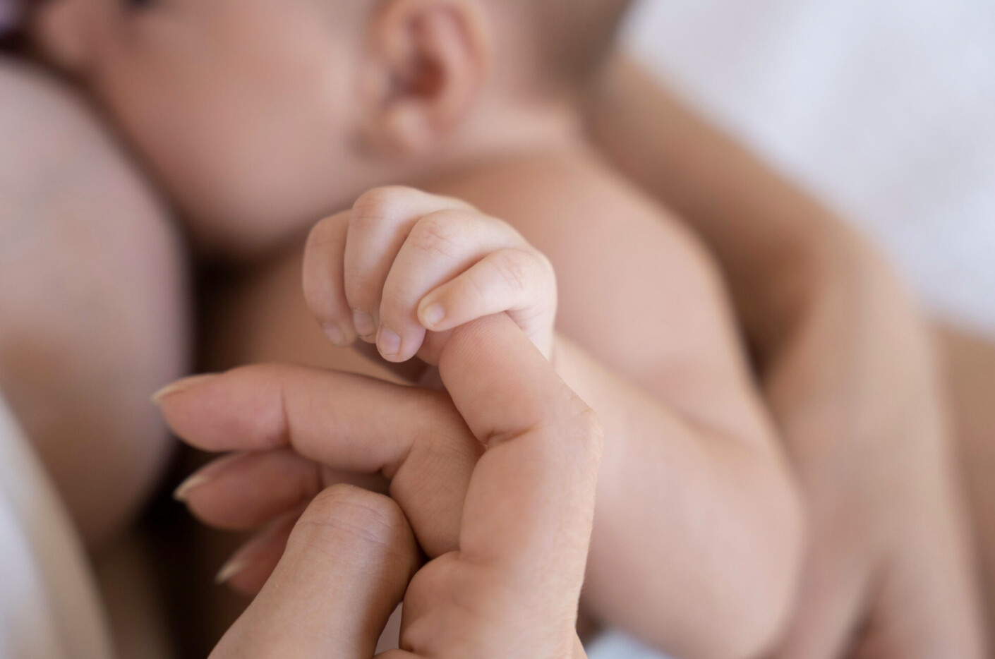 Vì sao trẻ sơ sinh dễ nuốt khí khi bú? Ảnh: Thùy Dương

