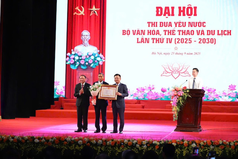 ル・タン・ロング副首相と文化、スポーツ、観光大臣のヌグエン・ヴァンは、党と州の指導者を代表してハングし、マイ・デュック・チョン監督に労働者の英雄の称号を授与した。写真：ベト・ハング - 文化、スポーツ、観光省