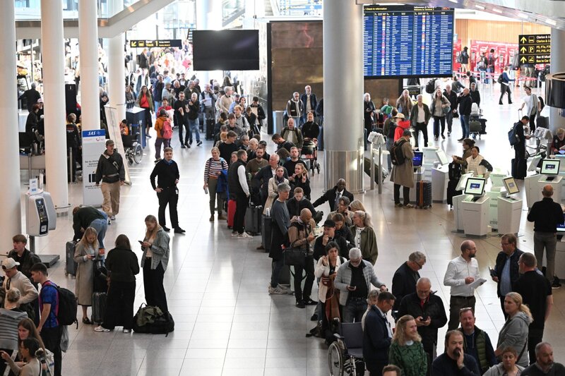 Passengers await at Copenhagen airport due to flight delays due to strange UAVs on September 23. Photo: AFP