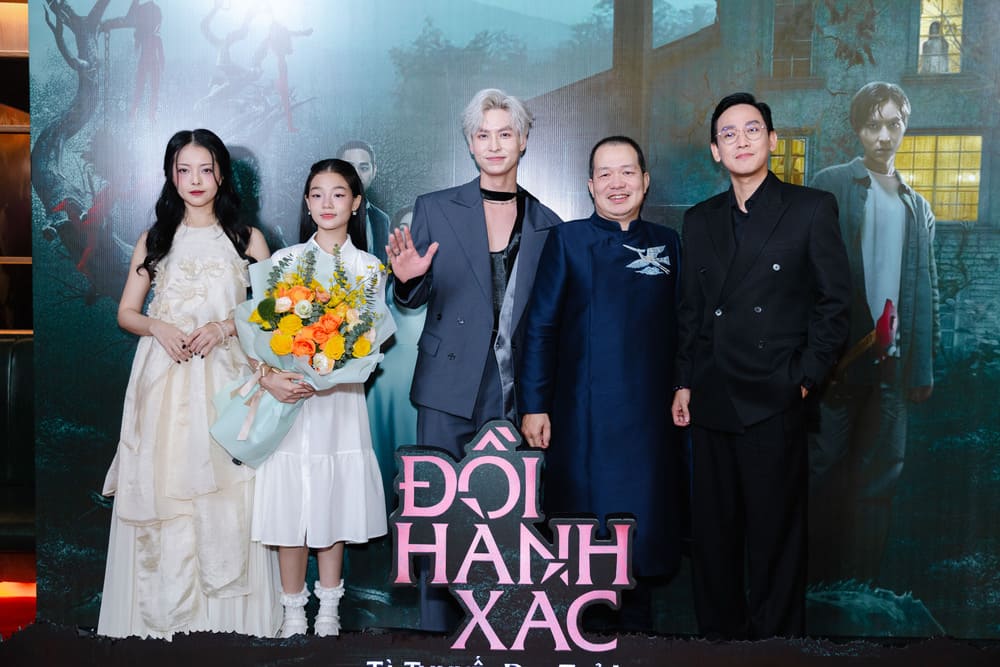 Dao dien Luong Dinh Dung (ao dai) va dan dien vien trong phim “Doi hanh xac“. Anh: 