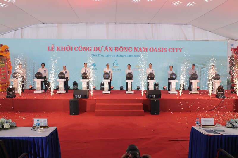 Cac dai bieu thuc hien nghi thuc khoi cong du an. Anh: Ta Toan.
