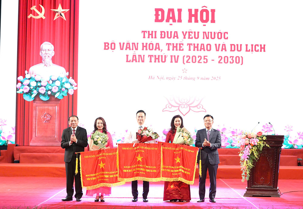 Pho Thu tuong Le Thanh Long va Bo truong Nguyen Van Hung thay mat lanh dao Dang, Nha nuoc trao tang co thi dua cho cac don vi xuat sac trong phong trao thi dua nam 2024. Anh: Tran Huan