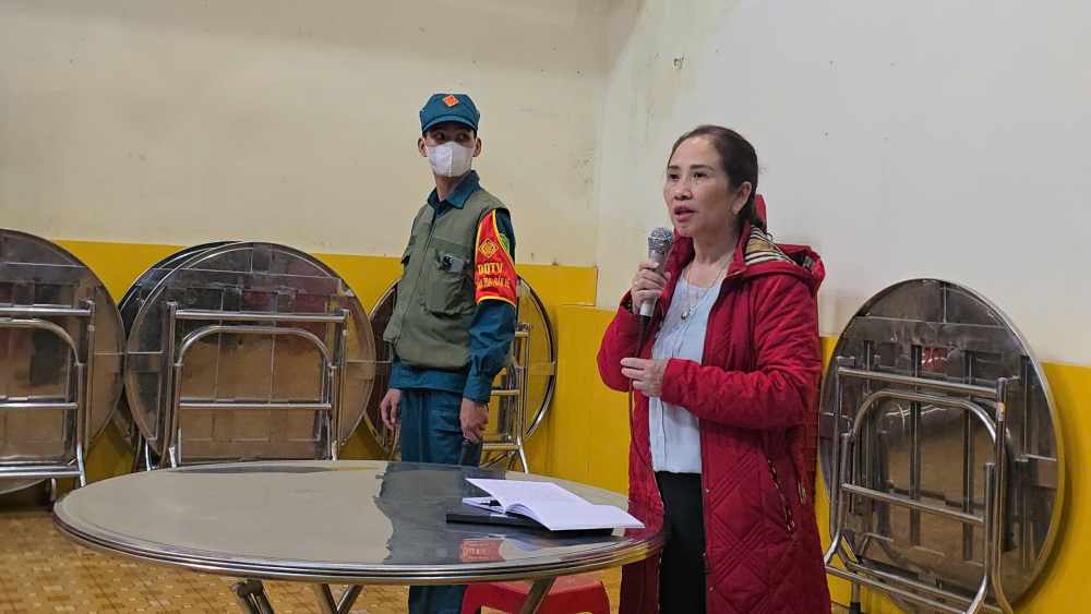 Tam dinh chi cong tac ba Nguyen Thai Quynh Nga 15 ngay sau vu truong hoc bi to su dung thuc pham kem chat luong cho suat an ban tru. Anh: Lam Hong