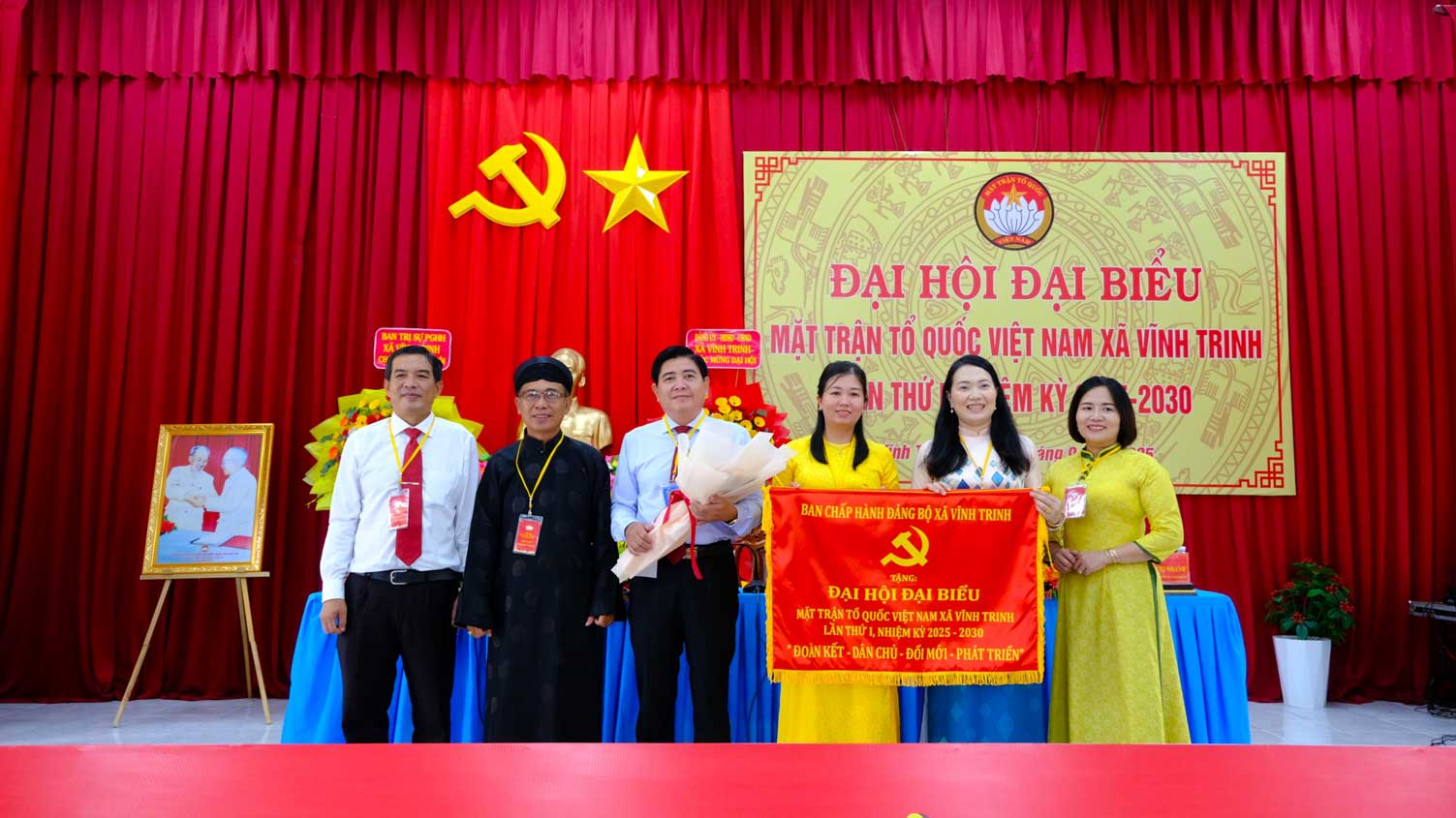 Ban Chap hanh Dang bo xa Vinh Trinh tang buc truong cho Dai hoi. Anh: My Ly