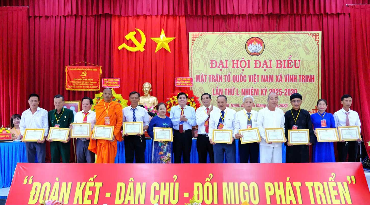 Khen thuong nhieu ca nhan, tap the da co dong gop trong hoat dong mat tran. Anh: My Ly