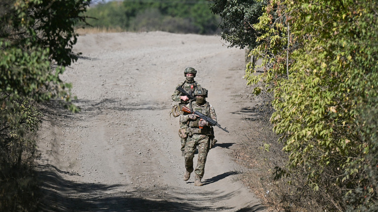 Quan doi Nga kiem soat lang Kirovsk o Donbass. Anh: Sputnik