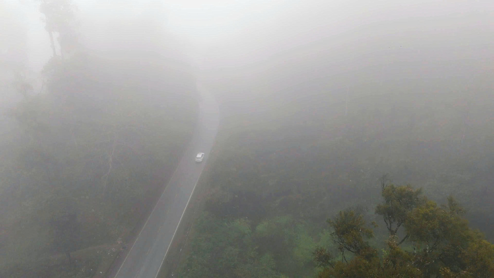 Cung duong nui phu ngap suong mu o Moc Chau, Son La. Anh: Nhan vat cung cap