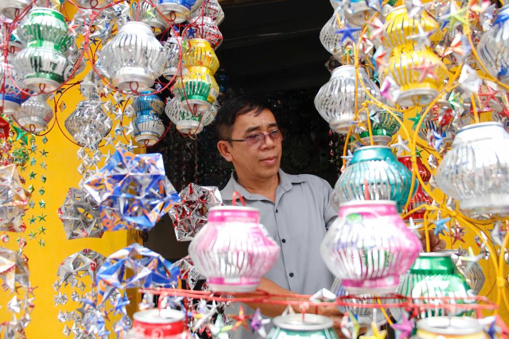 捨てた缶から、ホーチミン市の鍵屋は、ユニークな手作りランプの創造のおかげで、毎年中秋節に数百万ドン稼いでいます.