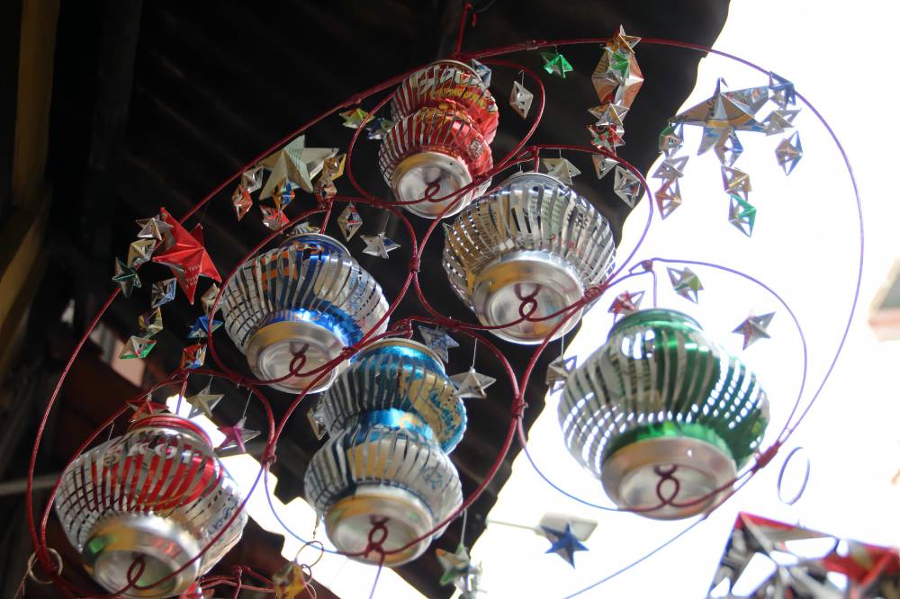 Loai don gian nhat, mot chiec den lam tu mot vo lon chi mat khoang 1 gio dong ho de hoan thien. Trong khi do, mau den hinh cau do ong sang tao, ghep tu hang chuc ngoi sao, can toi 7-8 ngay lam viec lien tuc. Rieng mau long den nhieu tang, ket hop tu 40 vo lon, ong mat gan mot thang de hoan thanh. 