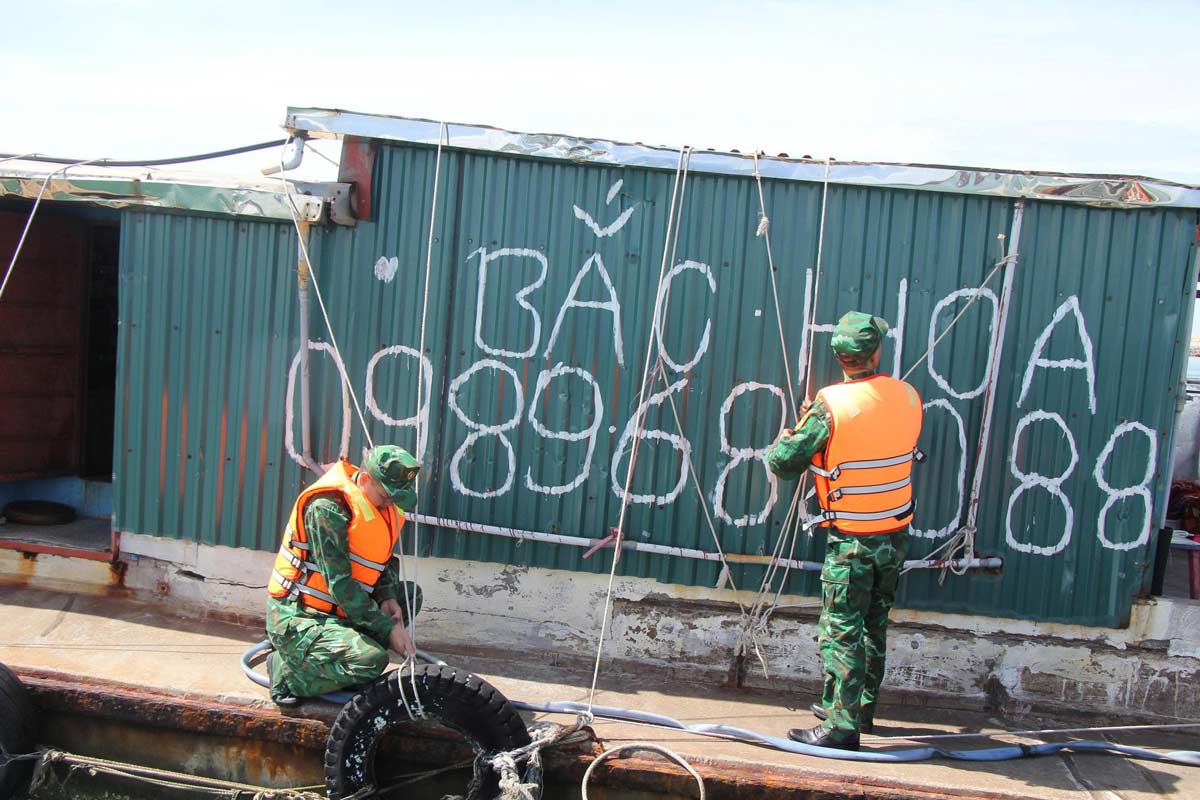 Can bo, chien si Don Bien phong Co To chang chong nha cua cho nhan dan. Anh: Thu Bau