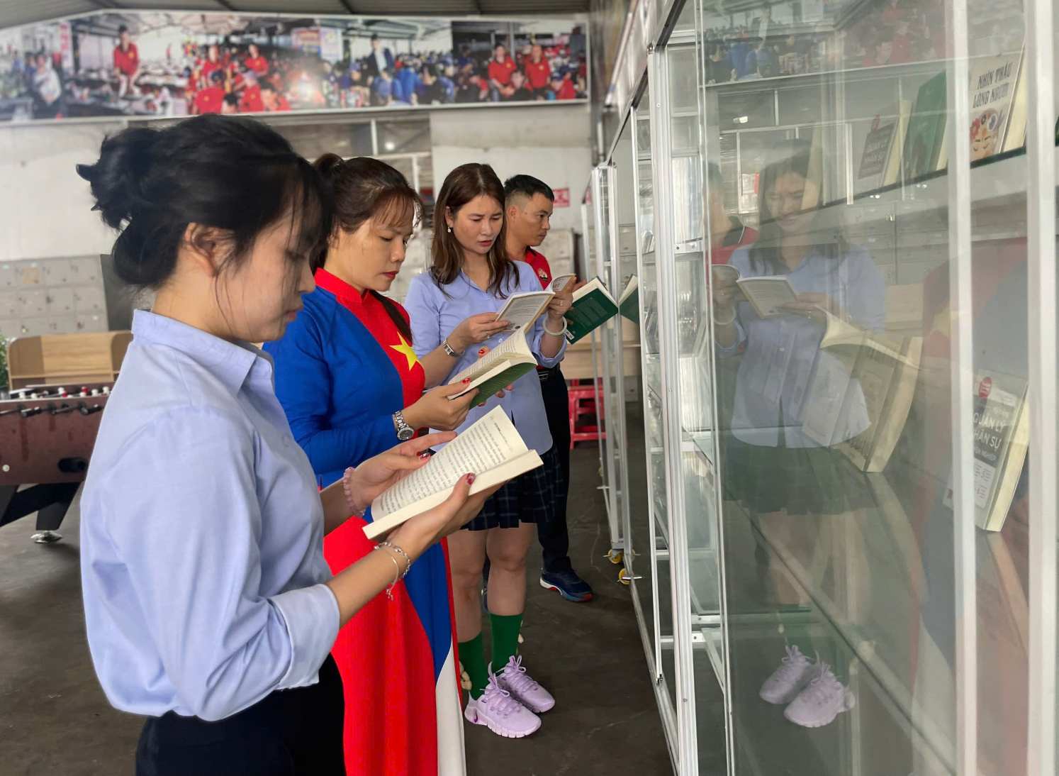 Open a bookcase for workers. Photo: Dinh Trong