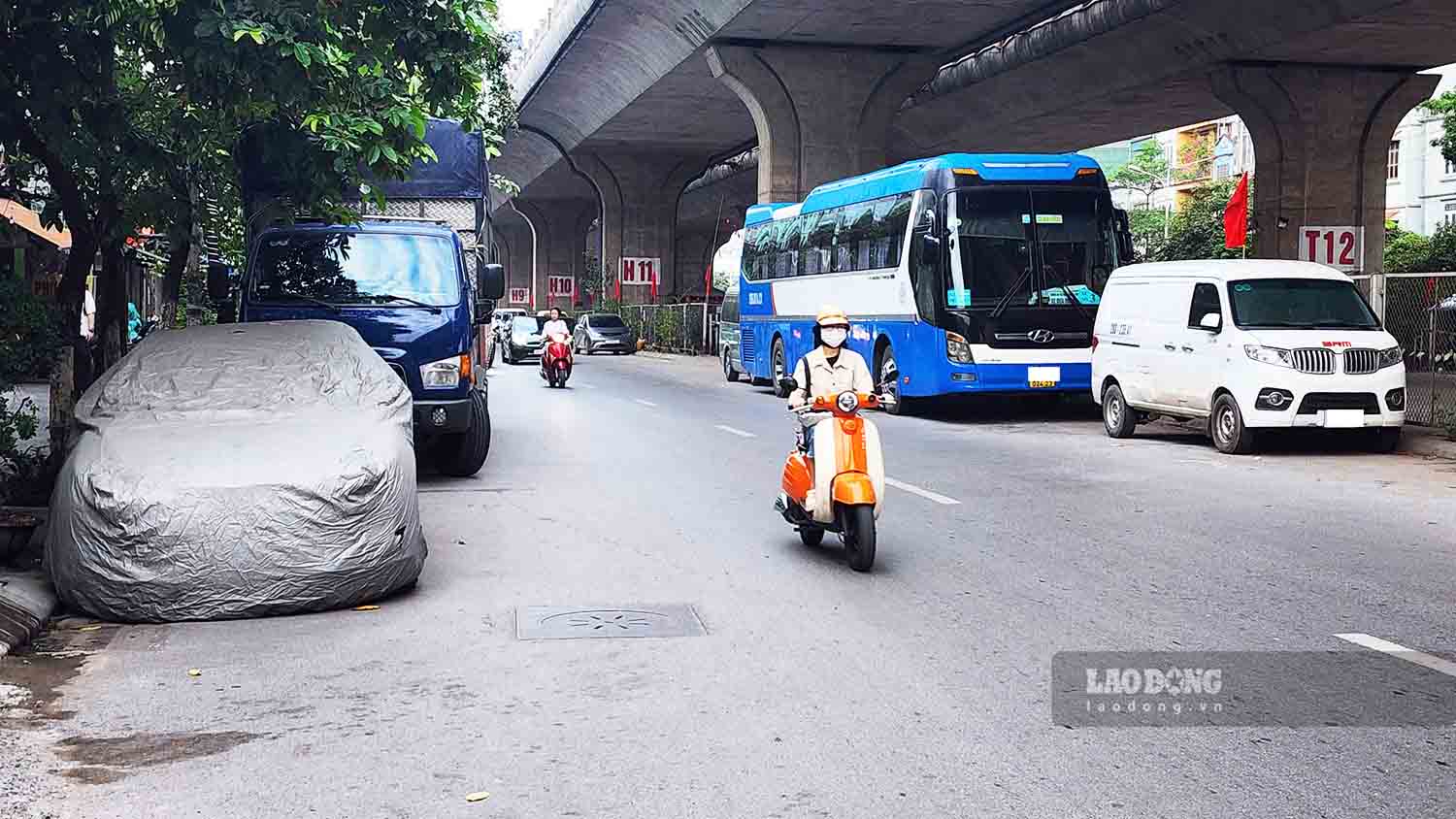 ヴィントゥイ橋の下の駐車場が解放された後、多くの車の所有者が道路の下に車を駐車することを受け入れました。写真:Nguyen Tung.