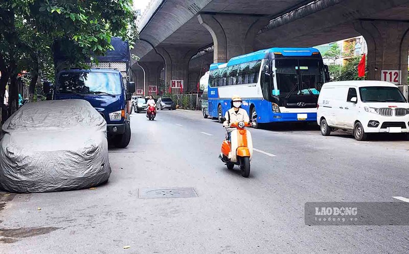 After the parking lots under Vinh Tuy Bridge were cleared, many owners agreed to leave their vehicles on the road. Photo: Nguyen Tung.