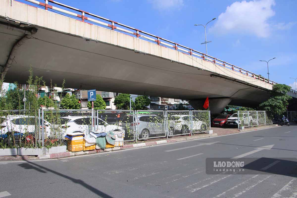 Diem trong giu xe duoi gam cau vuot Nga tu Vong thoi diem chua bi giai toa. Anh: Nguyen Tung.