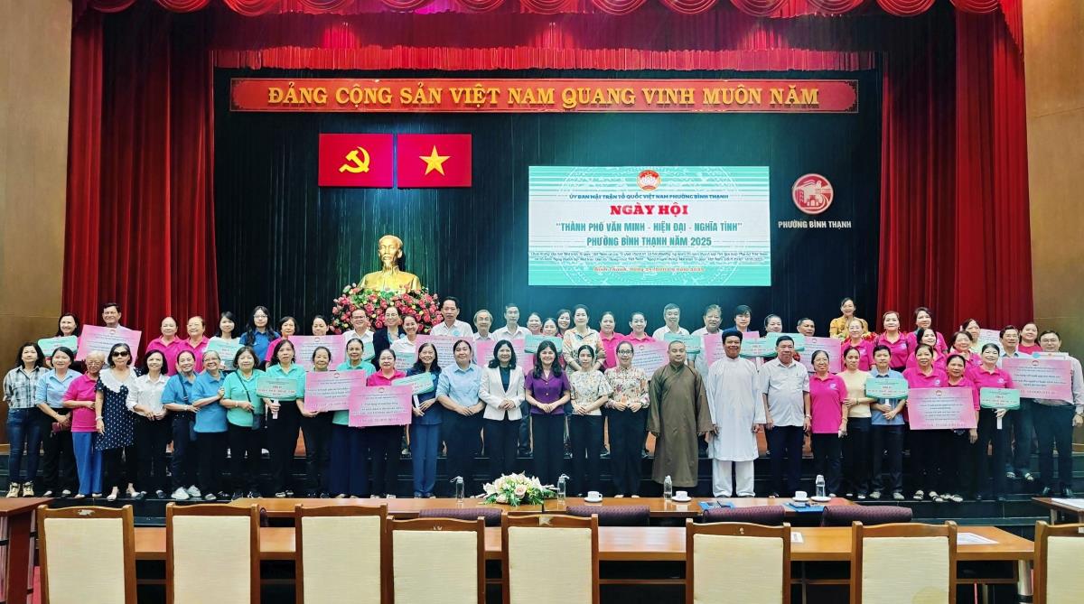 9月25日、ビン・タン・ワードのベトナム・祖国正面委員会は、フェスティバル「文明 - 現代 - ンギア・ティン市」を開催し、2025年に住宅地域「連帯 - 感謝 - 自己管理」の建設を開始しました。写真：サプライヤーのサプライヤー