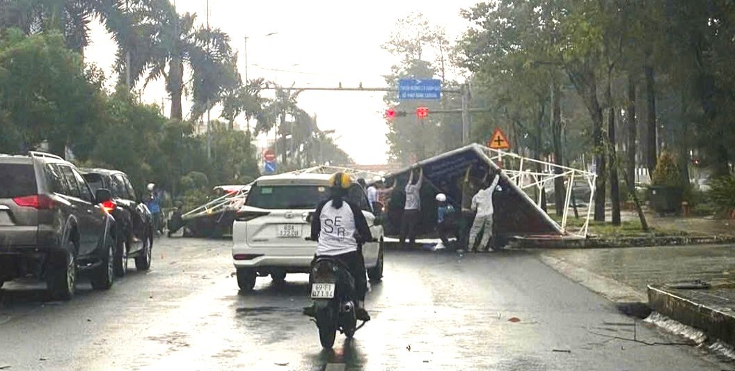 The panels were blown away by the wind and crushed passersby in Ca Mau. Photo: Provided by readers