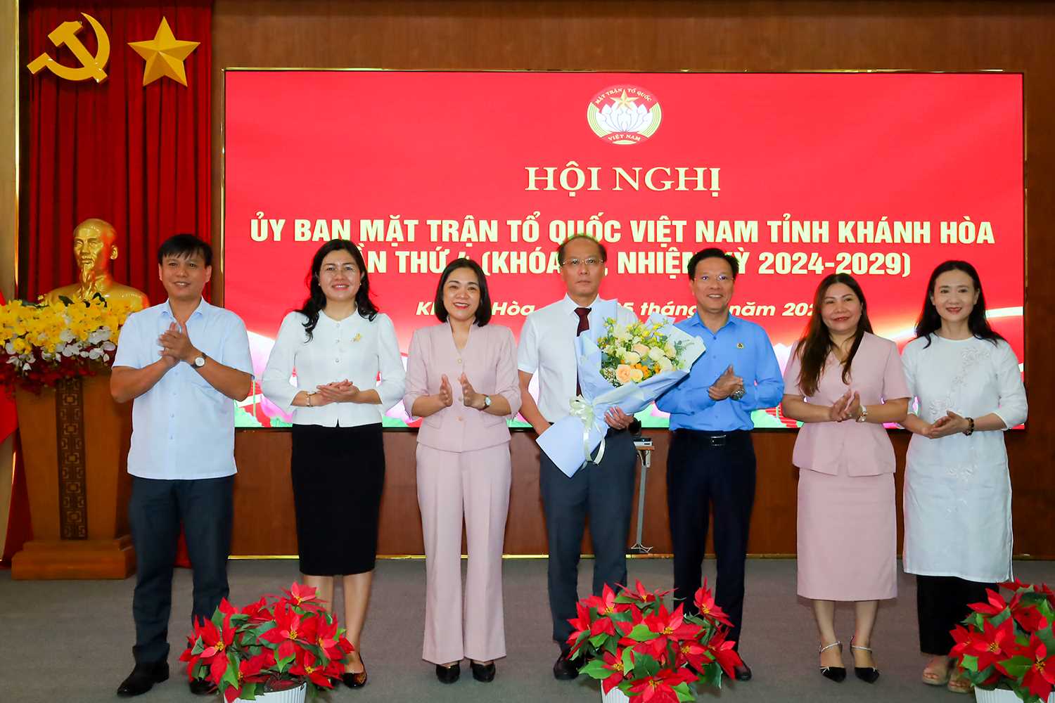 El Comite Permanente del Comite del Frente de la Patria de la provincia de Khanh Hoa entrega flores para felicitar al Sr. Nguyen Khac Ha - Subsecretario del Comite Provincial del Partido por participar en el Comite y ocupar el cargo de Presidente del Comite del Frente de la Patria de la provincia XI mandato 2024-2029. Foto: Nhan Tam
