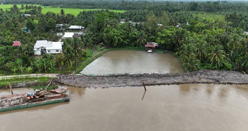 Les secteurs fonctionnels coordonnent la mise en œuvre d'un plan de reparation solide du glissement de terrain de la riviere Mang en octobre. Photo : Hoang Loc