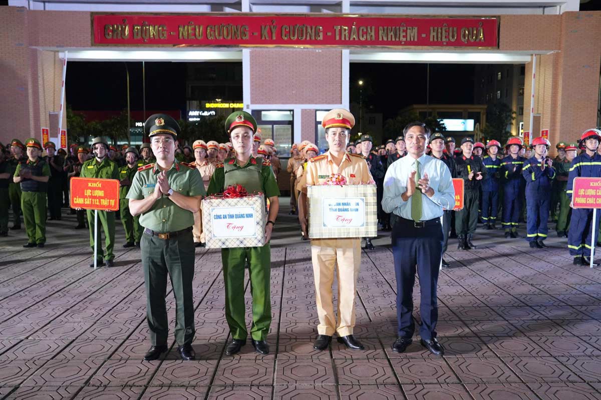 Leaders of the People's Committee of Quang Ninh province and the Director of the Provincial Police presented gifts and encouraged the "QN14" force. Photo: Quang Ninh Police