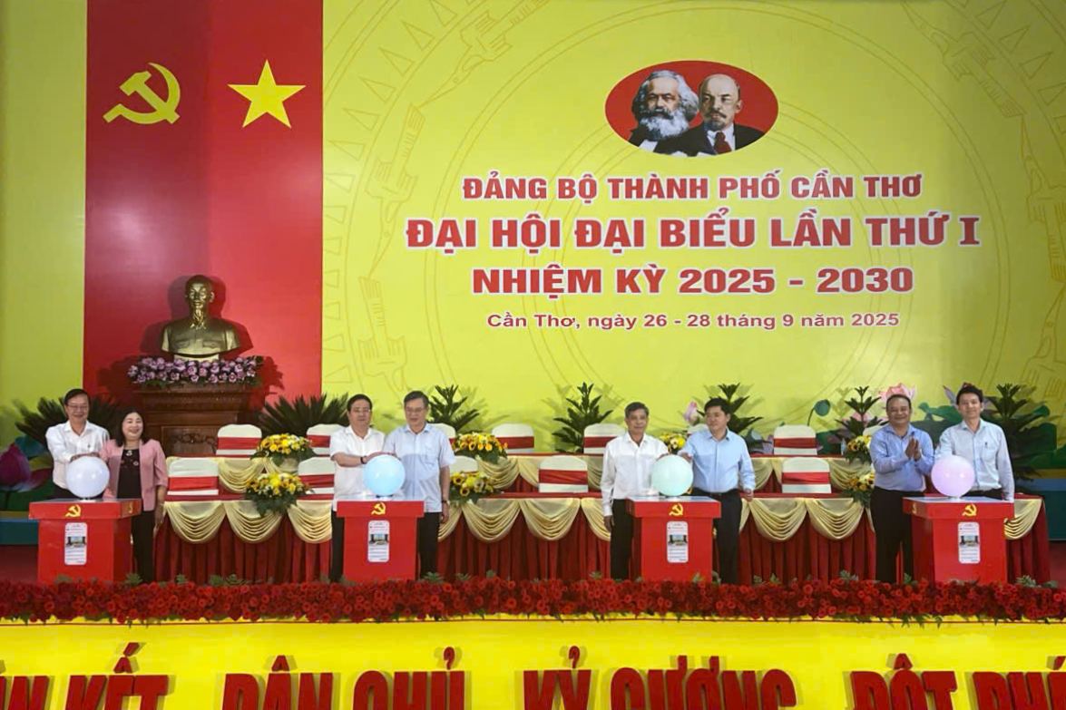 Cac dai bieu thuc hien nghi thuc ra mat Cong bo va ra mat Trang thong tin dien tu va chuyen muc Dai hoi dai bieu Dang bo thanh pho Can Tho lan thu I, nhiem ky 2025 - 2030 tren ung dung (App) Can Tho Smart. Anh: Le Tuan