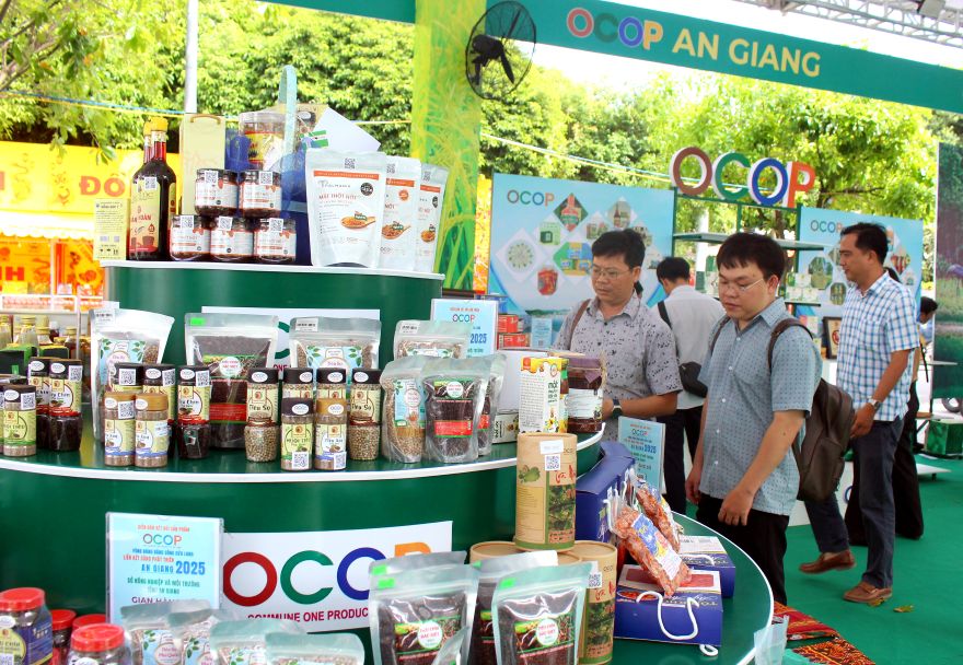 San pham trung bay tai Dien dan OCOP Dong bang song Cuu Long 2025. Anh: Thanh Mai