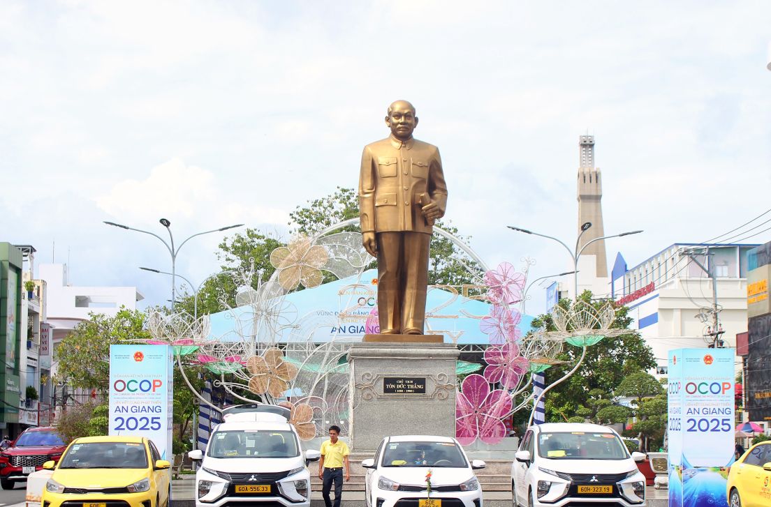 Dien dan OCOP Dong bang song Cuu Long 2025 duoc to chuc tai pho di bo Nguyen Hue, phuong Long Xuyen, noi co tuong dai Chu tich Ton Duc Thang. Anh: Thanh Mai