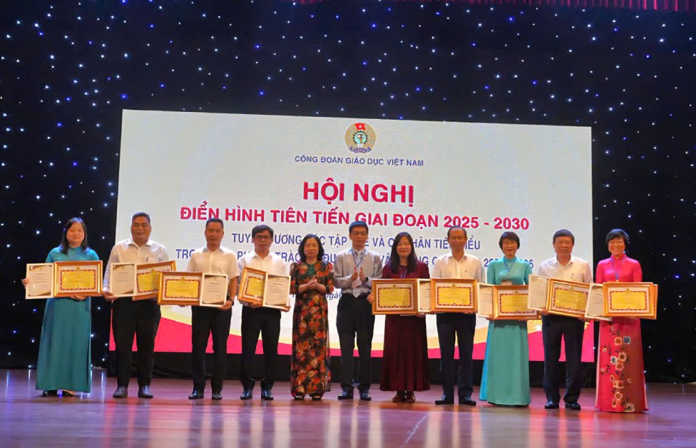 Can Tho University Trade Union is one of 19 groups that have just been awarded by the Vietnam Education Trade Union for their outstanding achievements in the 2020-2025 period. Photo: Quynh Chi