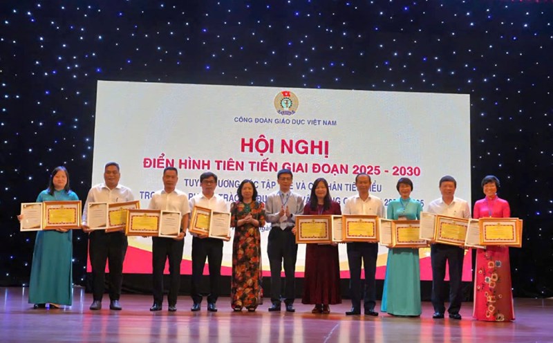 Can Tho University Trade Union is one of 19 groups that have just been awarded by the Vietnam Education Trade Union for their outstanding achievements in the 2020-2025 period. Photo: Quynh Chi