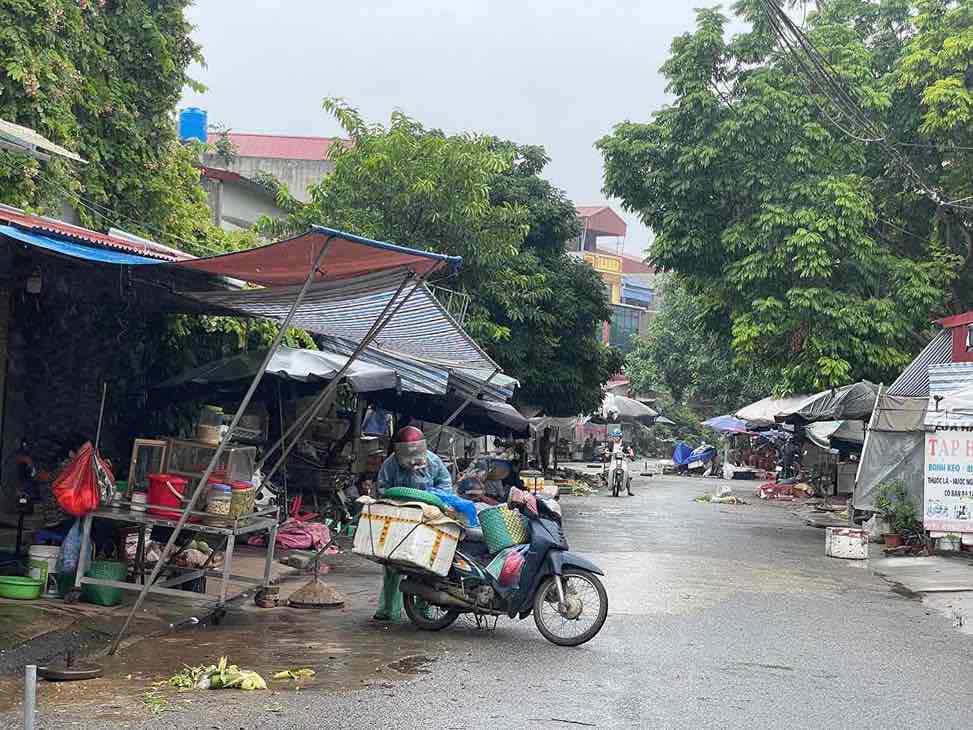 Tieu thuong cho Pho Hien nhanh chong don hang ve nha. Anh: Mai Huong