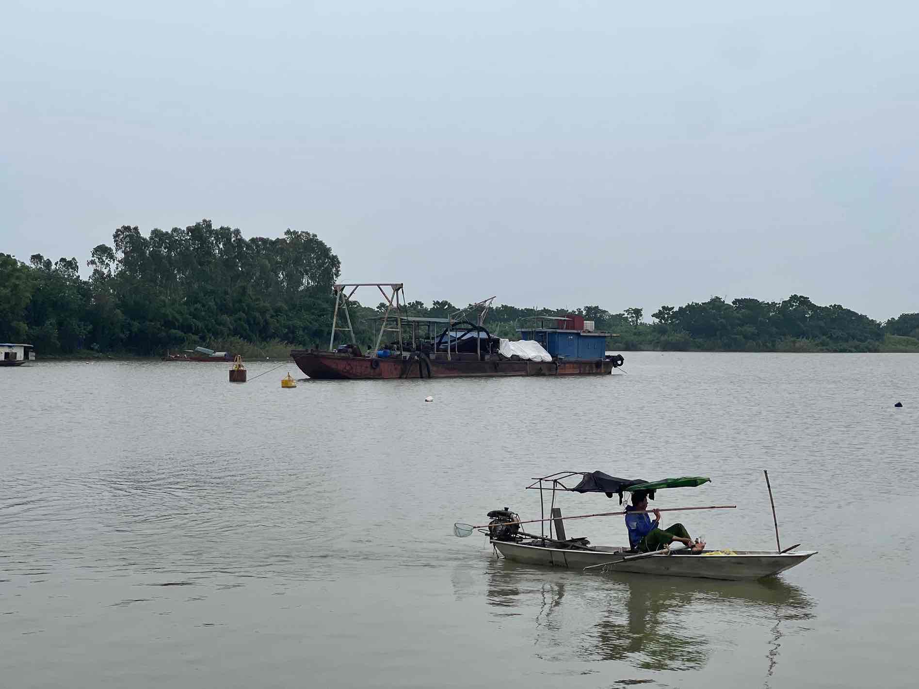 Nguoi danh bat ca cung nhanh chong ve bo tranh bao. Anh: Mai Huong