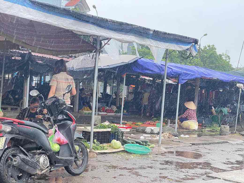 Mot so nguoi dan tranh thu mua do tai cho Hang Dau. Anh: Mai Huong