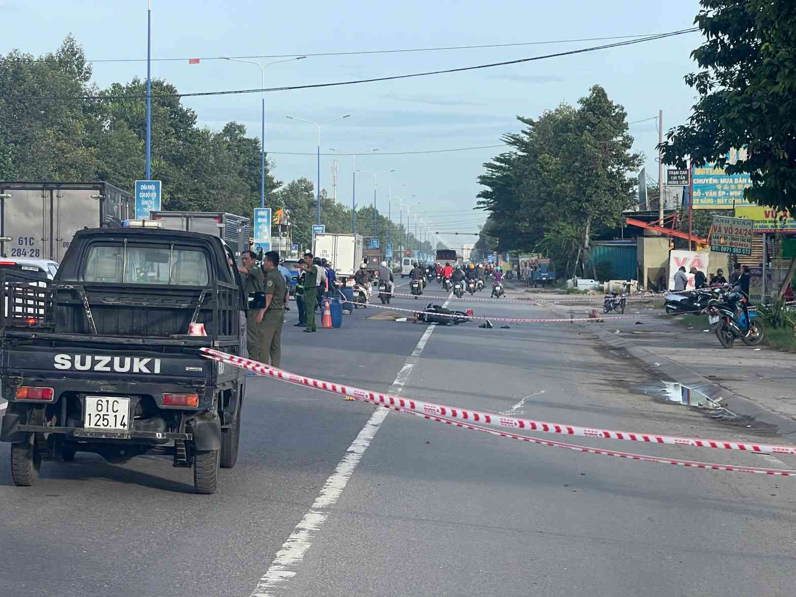 Scene of the discovery of the man's body on My Phuoc Tan Van road. Photo: Provided by readers