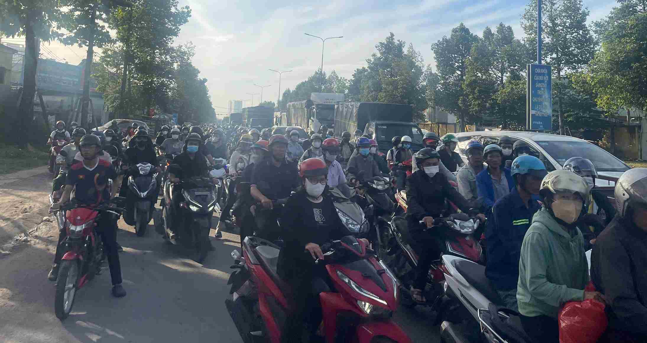 Duong My Phuoc Tan Van bi un u, sau khi hien truong duoc xu ly xong, tinh hinh giao thong da tro lai binh thuong. Anh: Ban doc cung cap