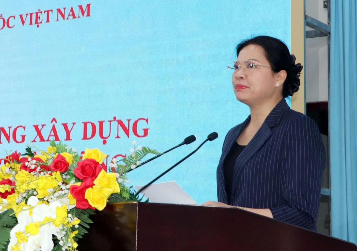 Ba Ha Thi Nga, Uy vien Trung uong Dang, Pho Chu tich Uy ban Trung uong MTTQ Viet Nam phat bieu tai hoi nghi. Anh: Phuong Anh