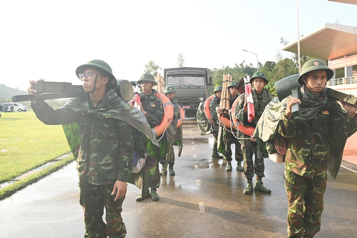 Cac don vi quan doi tren dia ban tinh Quang Ninh da san sang luc luong, phuong tien tham gia giup nhan dan ung pho bao so 9. Anh: Van Dam