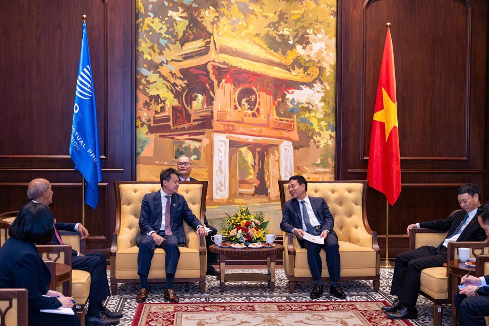 Ong Daren Tang - Tong Giam doc WIPO va Bo truong Bo KHCN Nguyen Manh Hung trao doi ve cac van de lien quan toi 