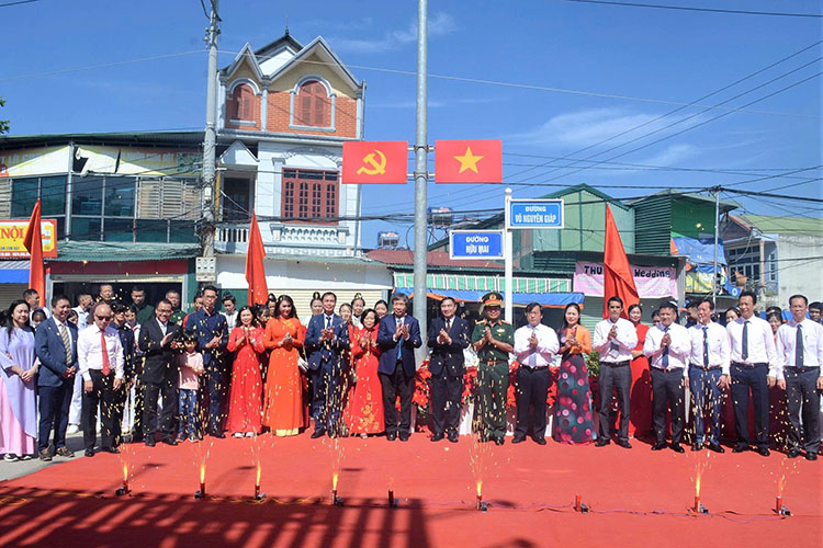 Leaders of Dien Bien province and the family of writer Huu Mai congratulated the new route named Huu Mai. Photo: Thanh Binh