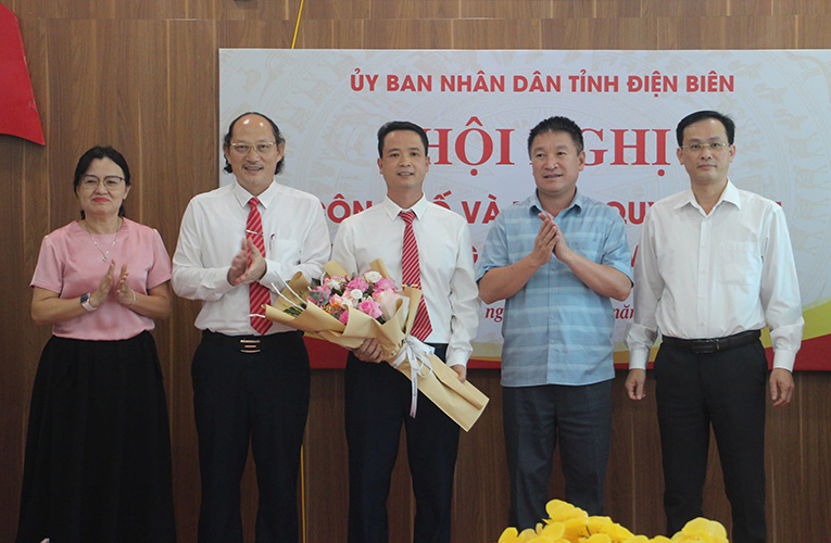 Ban Giam doc So GD&DT Dien Bien tang hoa chuc mung tan Pho Giam doc So. Anh: Minh Duc