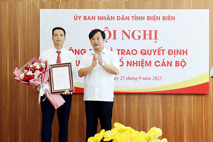 Phó Chủ tịch UBND tỉnh Điện Biên Vừ A Bằng trao quyết định cho tân Phó Giám đốc Sở GDĐT. Ảnh: Minh Đức