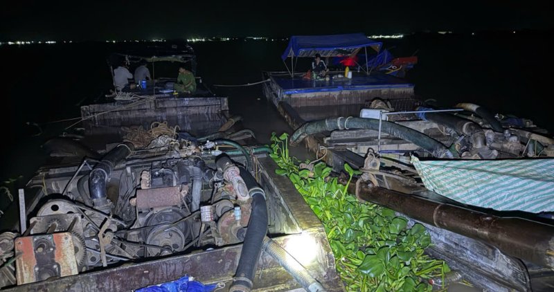 Lực lượng công an Vĩnh Long kiểm tra, tạm giữ 2 ghe gỗ khai thác cát trái phép trên sông Tiền, xã Phú Túc. Ảnh: Công an cung cấp