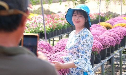 Du khách check in Festival Hoa - Kiểng Sa Đéc lần thứ nhất 2023. Ảnh: Phong Linh