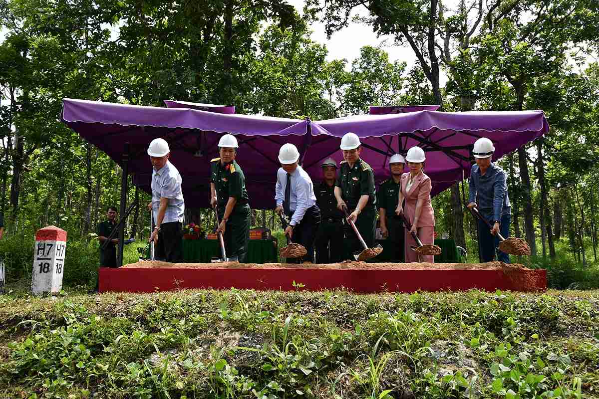 Toàn cảnh lễ khởi công xây dựng kè bảo vệ cột mốc biên giới ở Đắk Lắk. Ảnh: Nguyễn Lân
