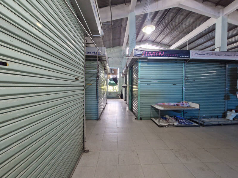 Traders close stalls at Da Nang traditional market. Photo: Thu Giang