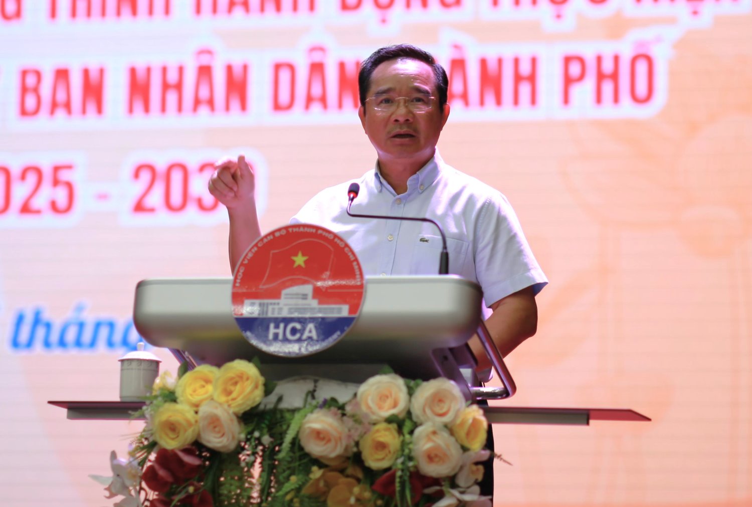 Chu tich UBND TPHCM Nguyen Van Duoc phat bieu tai hoi nghi.  Anh: Ha Khanh