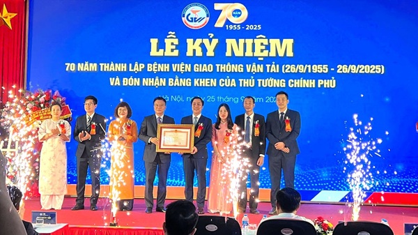 The Transport Hospital was awarded a certificate of merit by the Prime Minister. Photo: Minh Hanh