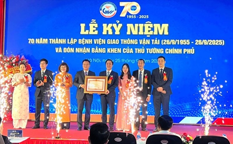The Transport Hospital was awarded a certificate of merit by the Prime Minister. Photo: Minh Hanh