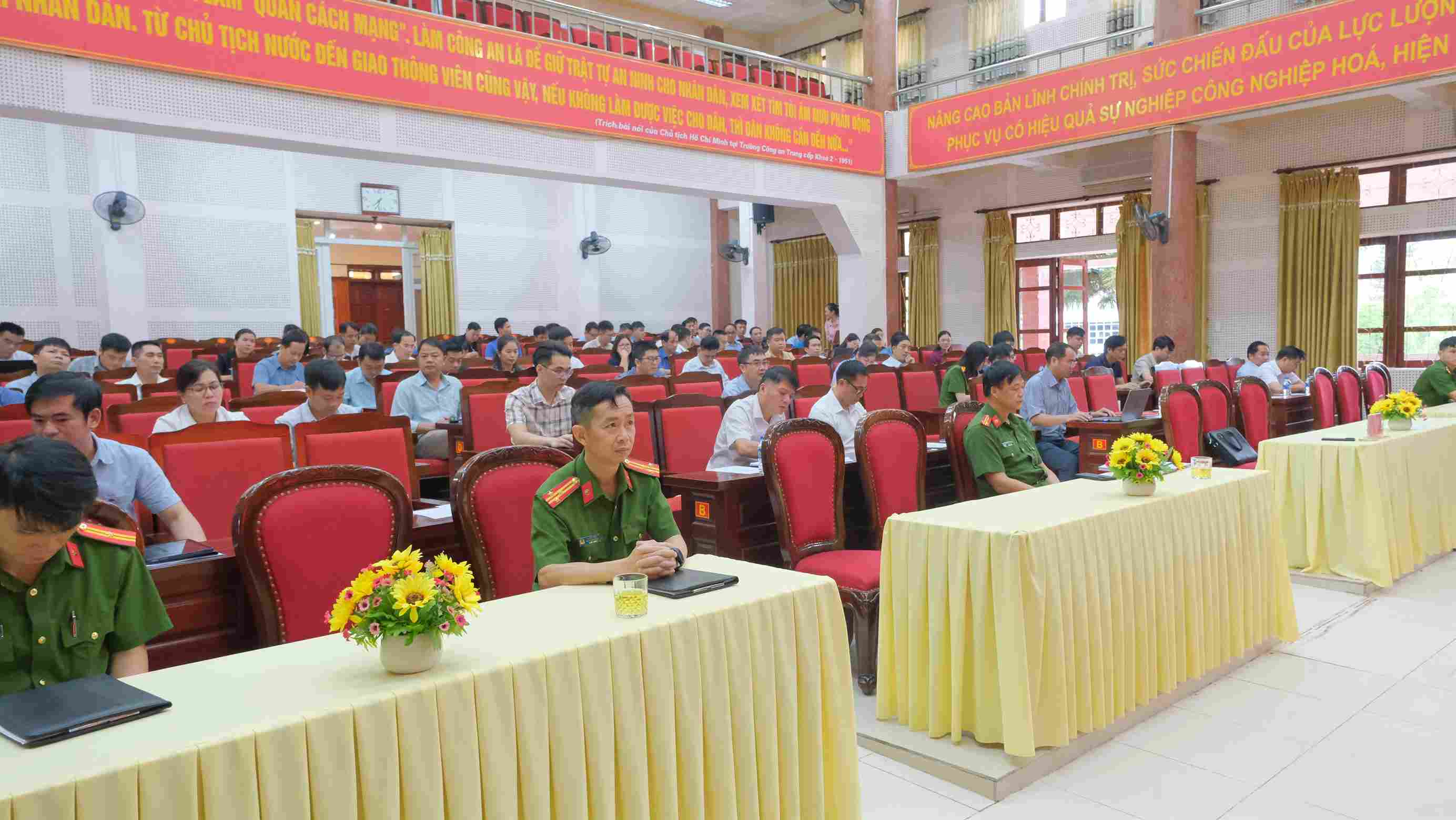 Presidente y Vicepresidente del Comite Popular de la comuna participan en el entrenamiento de prevencion de incendios. Foto: Policia de Cao Bang